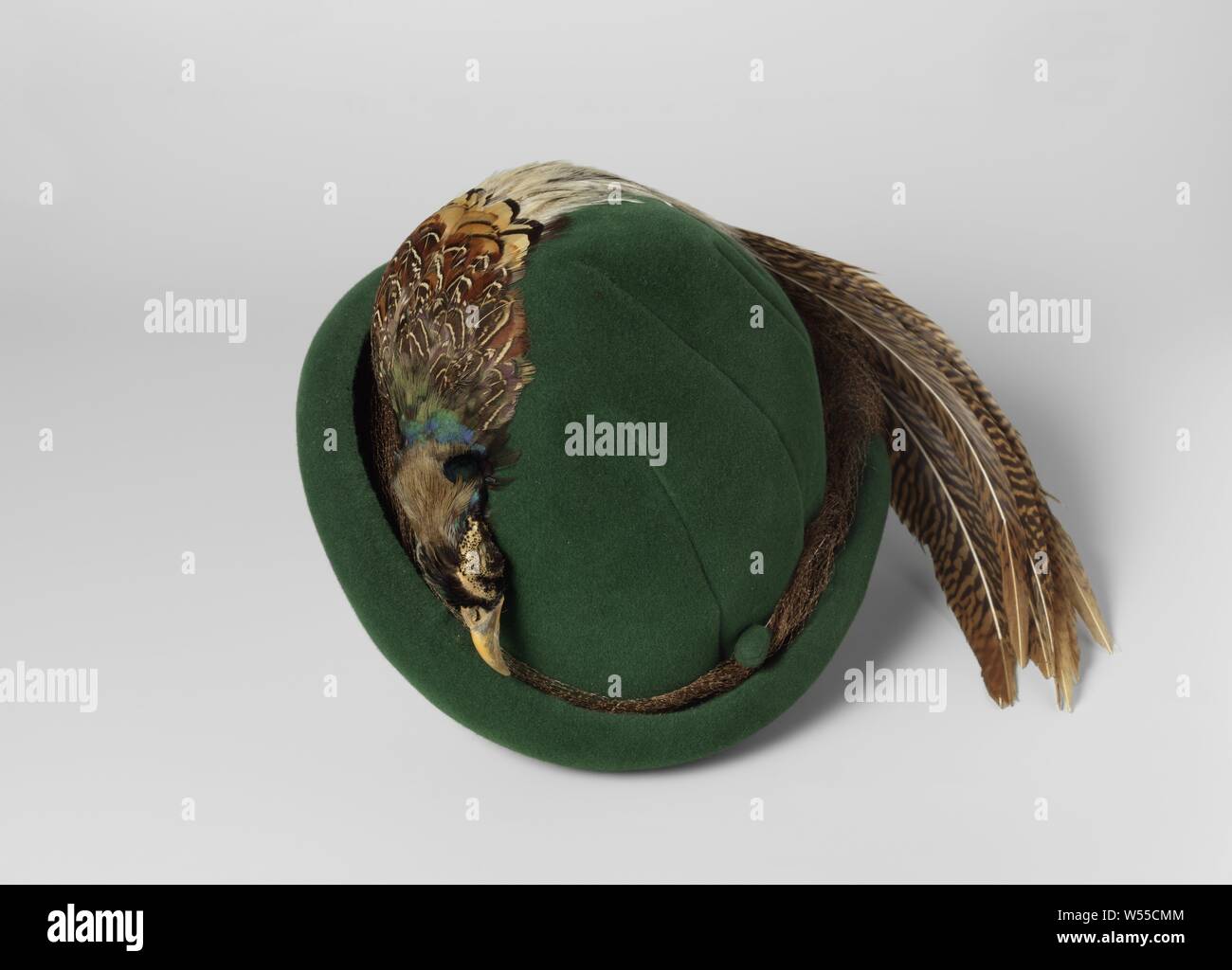 Hat pin appartenenti a cloche, Hat pin (b), appartenente alla cloche (a) di feltro verde con fagiano e brown voile., Legroux Soeurs, Parigi, c. 1945, materiali tessili, metallo, d 23 cm Foto Stock