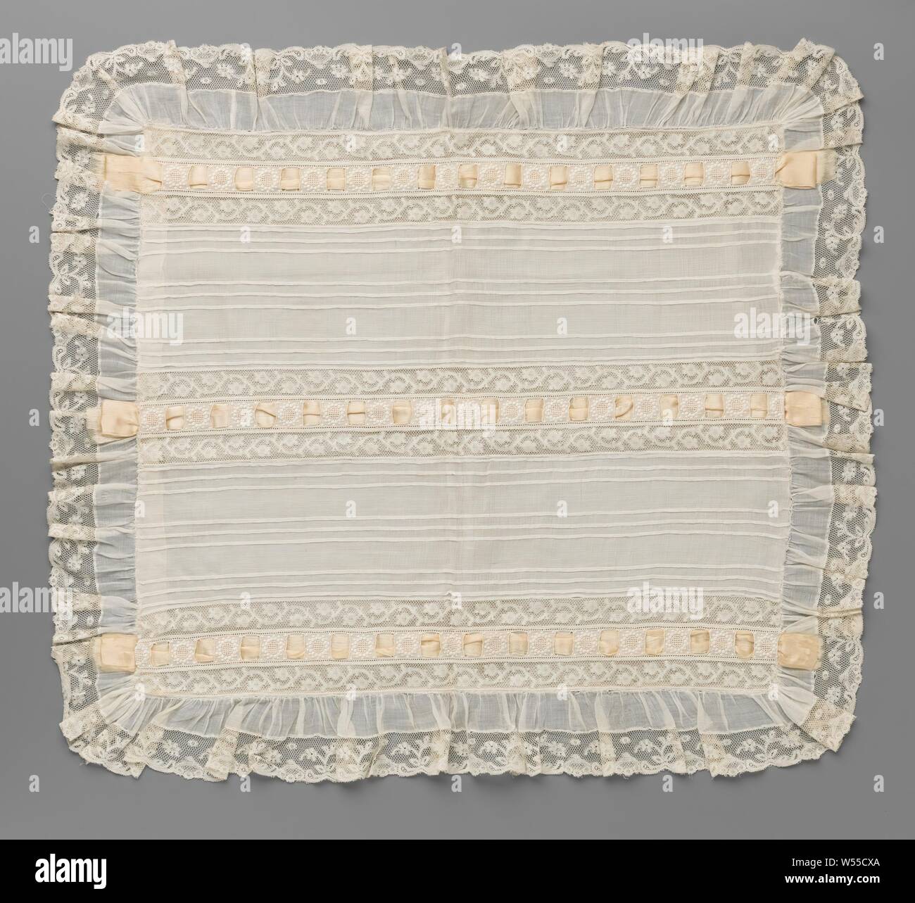 Abito Batist con luce rosa nastri tra ricamo a macchina e macchina lato batist naturale abito, modello quadrato con angoli arrotondati e rifinito con una macchina bordo laterale: Valenciennes pizzo. Il tappeto è decorata con tre corsie, ciascuno costituito da due Valenciennes inserti di pizzo con ricamo a macchina in tra, con una luce rosa nastro passante filettato. Il modello di ripetizione del bordo in pizzo consiste di una v-fiore a forma di ramo con due fiori. Sei inserti hanno un modello di regolarmente un ramo che scorre con rosa canina o di melograni. Il ricamo è costituito dallo stesso openwork Foto Stock