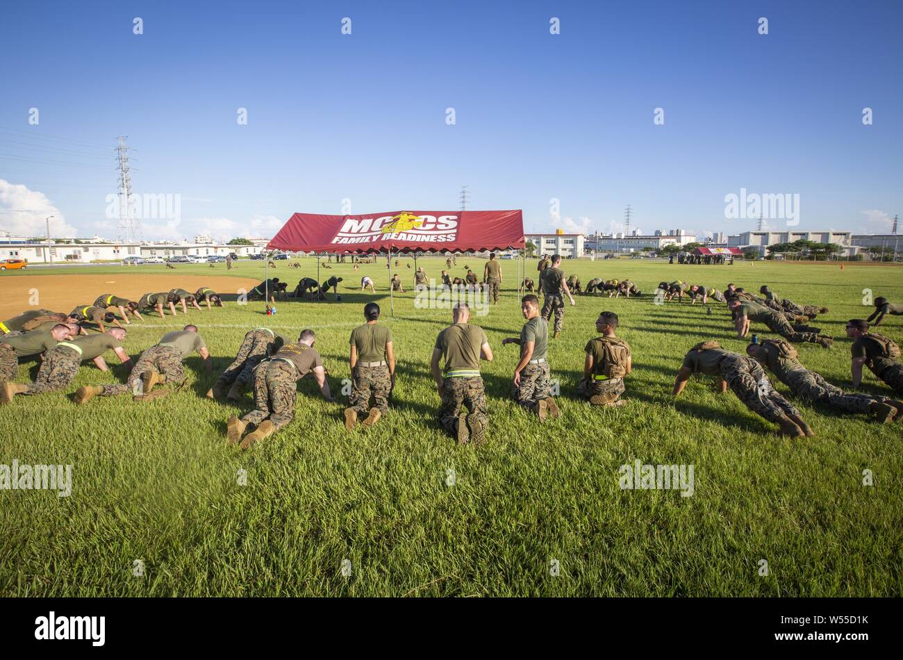 Marines con ala Marine Headquarters Squadron 1 eseguire vari esercizi durante la loro annuale abilità di combattimento il test su Camp Foster, Okinawa, in Giappone, 26 luglio 2019, 26 luglio 2019. Ogni Marine devono essere fisicamente idonei, indipendentemente dall'età, grado, dazio o assegnazione. Questo evento ha fornito Marines un opportunità di treno fisicamente e spingere se stessi mentre la costruzione di cameratismo all'interno dell'unità. La valutazione annuale copre una grande varietà di categorie tra cui: base di competenze di fanteria, primo soccorso, comunicazioni, storia, leadership e il codice uniforme di giustizia militare. Essere abili in queste competenze ensu Foto Stock
