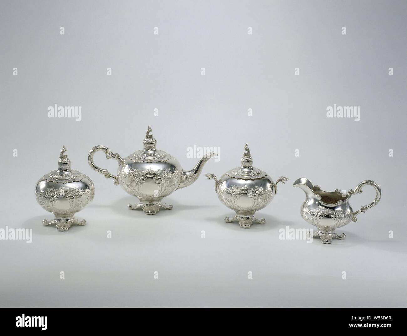 Servizio da tè con ingranaggio e incisione in stile Luigi XV, quattro-parte il servizio da tè di argento, costituito da una teiera (A) con beccuccio ricurvo e un orecchio costruito da volute, in cui due anelli di avorio sono ricevuti, un bricco per il latte (B) con un simile orecchie più piccole e un ampio labbro, un grumo pot (C) con due orecchie sollevata e una pentola di zucchero (D). I corpi sferici si appoggiano su un supporto curvo l'anello con quattro claw-come gambe e sono - a parte il bricco per il latte - fornito con sciolto a forma di campana coperchi, sormontato da sagomato a chiocciola pulsanti. Il servizio è decorato con parzialmente pilotata, parzialmente incisi Louis XV motivi., Fa. A.D. Verschuur Foto Stock