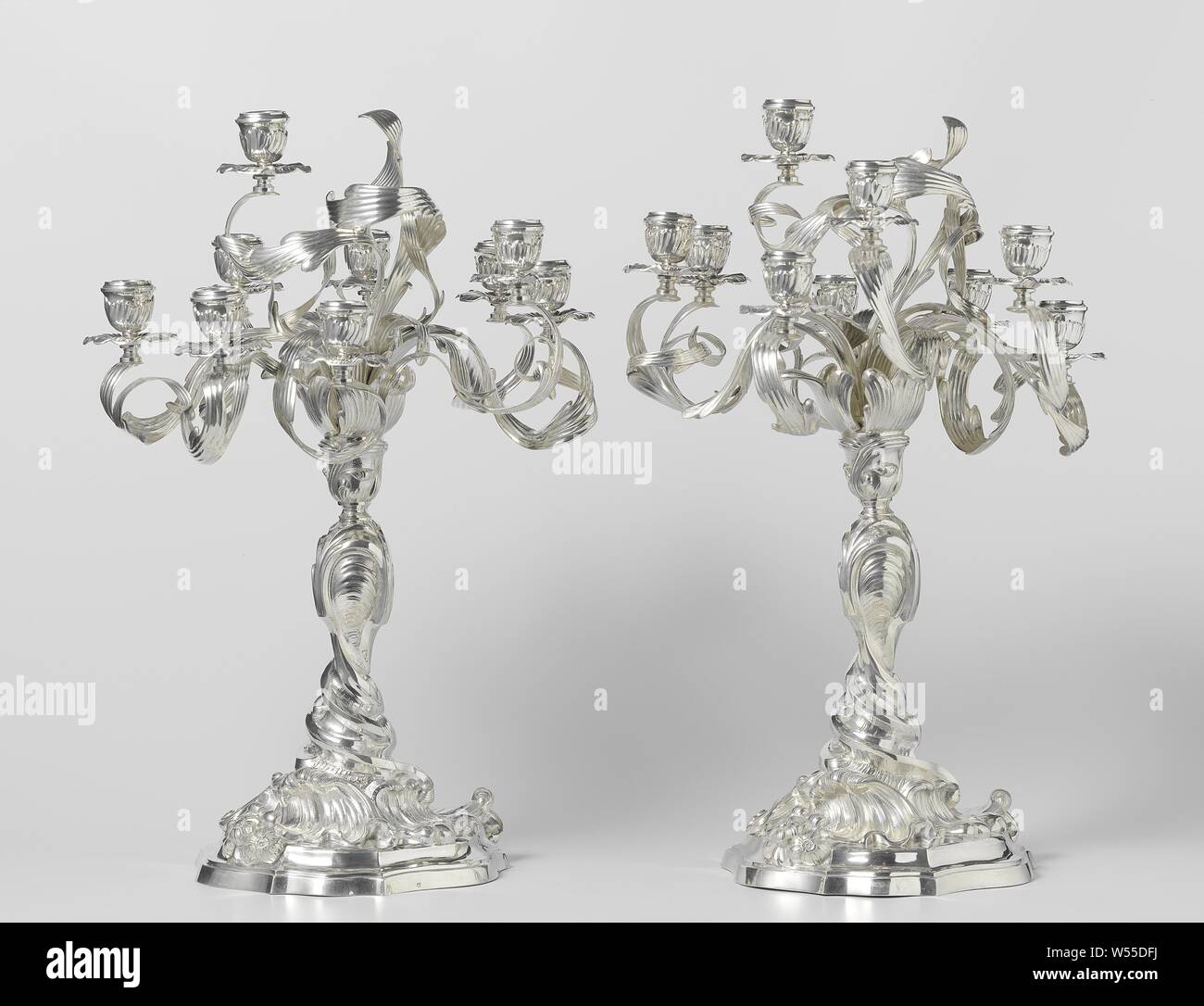 Due candelabri Candelabro con dieci bracci simili di forma allungata, foglie arricciate, argento candelabro, modello ritorto in stile Luigi XV, con dieci bracci sagomata allungata foglie arricciate su cui portacandele resto, ornamento derivata da forme vegetali, Koninklijke Utrechtsche Fabriek van Zilverwerken van C.J. Begeer, Utrecht, 1888 - 1890, argento (metallo), h 53,7 cm × W 38,0 cm × d 32,0 cm × d 22,5 cm Foto Stock