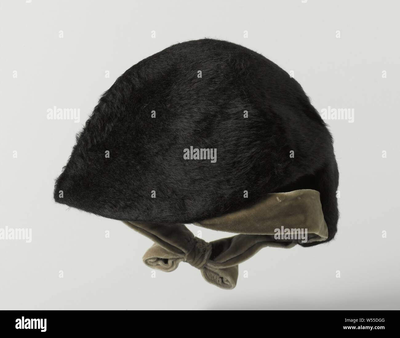 Appuntita, cappuccio asimmetrico di dai lunghi capelli di feltro nero e grigio velluto, cappuccio asimmetrico di dai lunghi capelli di feltro nero e grigio velluto. Con cuciture di etichetta all'interno che dice: Caroline Reboux / 9 Avenue Matignon. Parigi., Caroline Reboux, Parigi, c. 1949 - c. 1953, feltro (tessile), velluto (fabric weave), h 20 cm × d 22 cm × d 22 cm Foto Stock