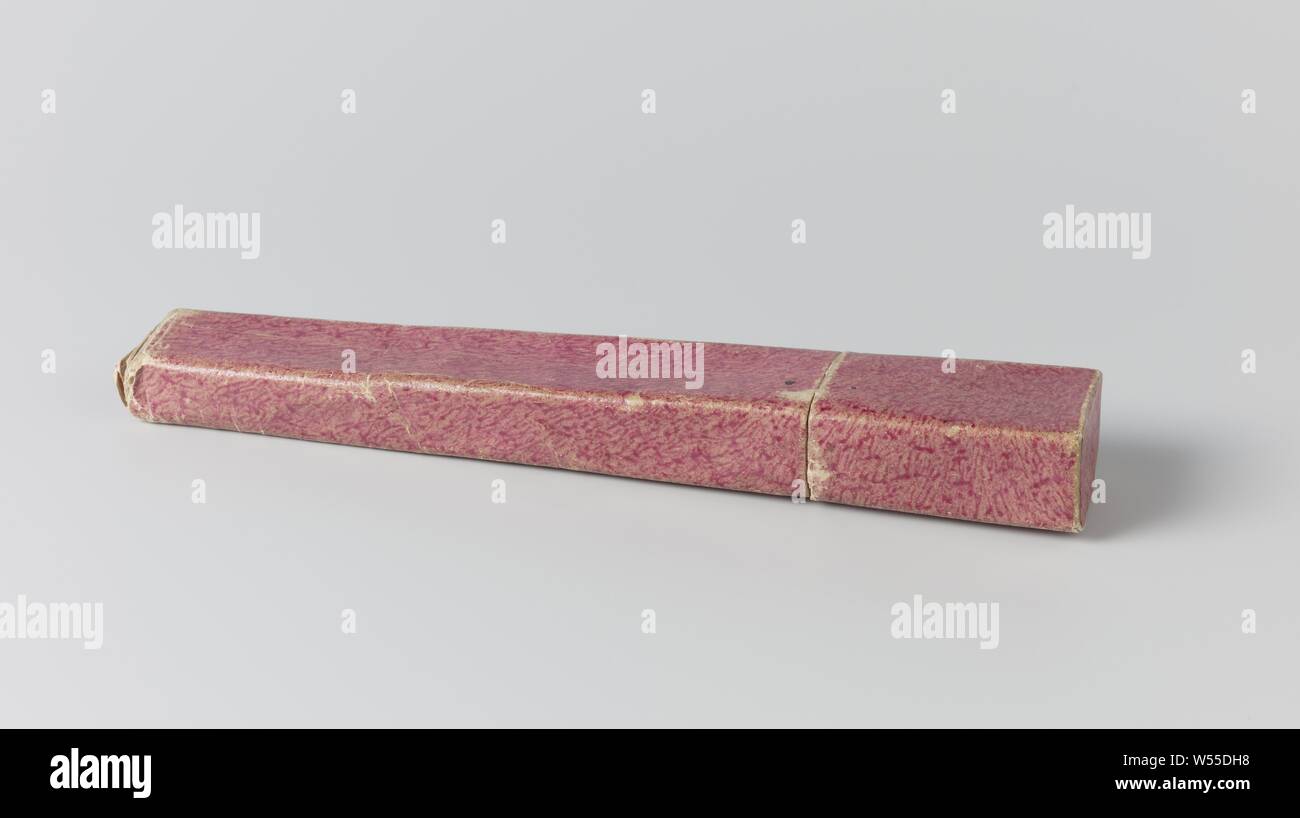 Caso di cartone per ventola, foderato con amido rosso marmo e rivestita con il quotidiano francese, caso per cartone per ventola, costituito da asta e il coperchio sull'esterno coperto con amido rosso marmo. Collo dell'albero coperti con blu di amido carta di marmo. Foderato con giornale francese, anonimo, Paesi Bassi (eventualmente), c. 1700 - c. 1800, geheel, stampa h 2 cm × W 3.4 cm × l 19 cm Foto Stock