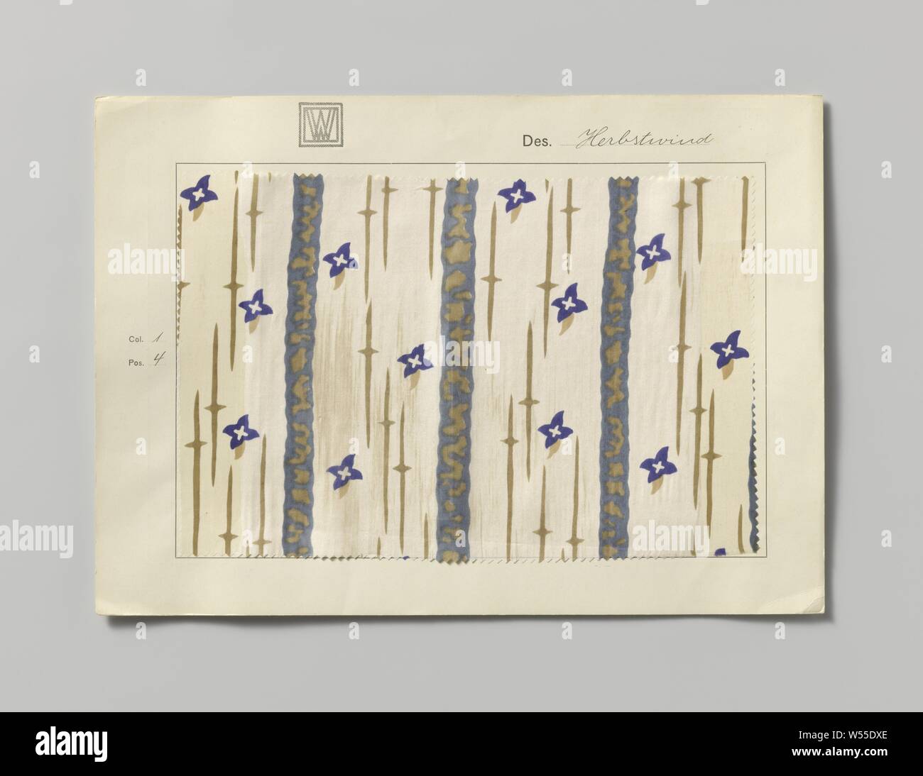 Acciaio con lato stampato, design Herbstwind, acciaio con il lato stampato. Design Herbstwind, WW n. 00556. Sul fondo naturale di una striscia di progettazione, alternati con motivi floreali e motivi di stripe, nei colori grigio, blu e beige. L'acciaio è incollato su un cartoncino con la Wiener Werkstätte vignette su di esso., Wiener Werkstätte, Vienna, 1916 - 1918, seta, cartone, blocco di stampa (stampa in rilievo processo), h 25 cm × W 35 cm h 18.5 cm × W 27,7 cm Foto Stock