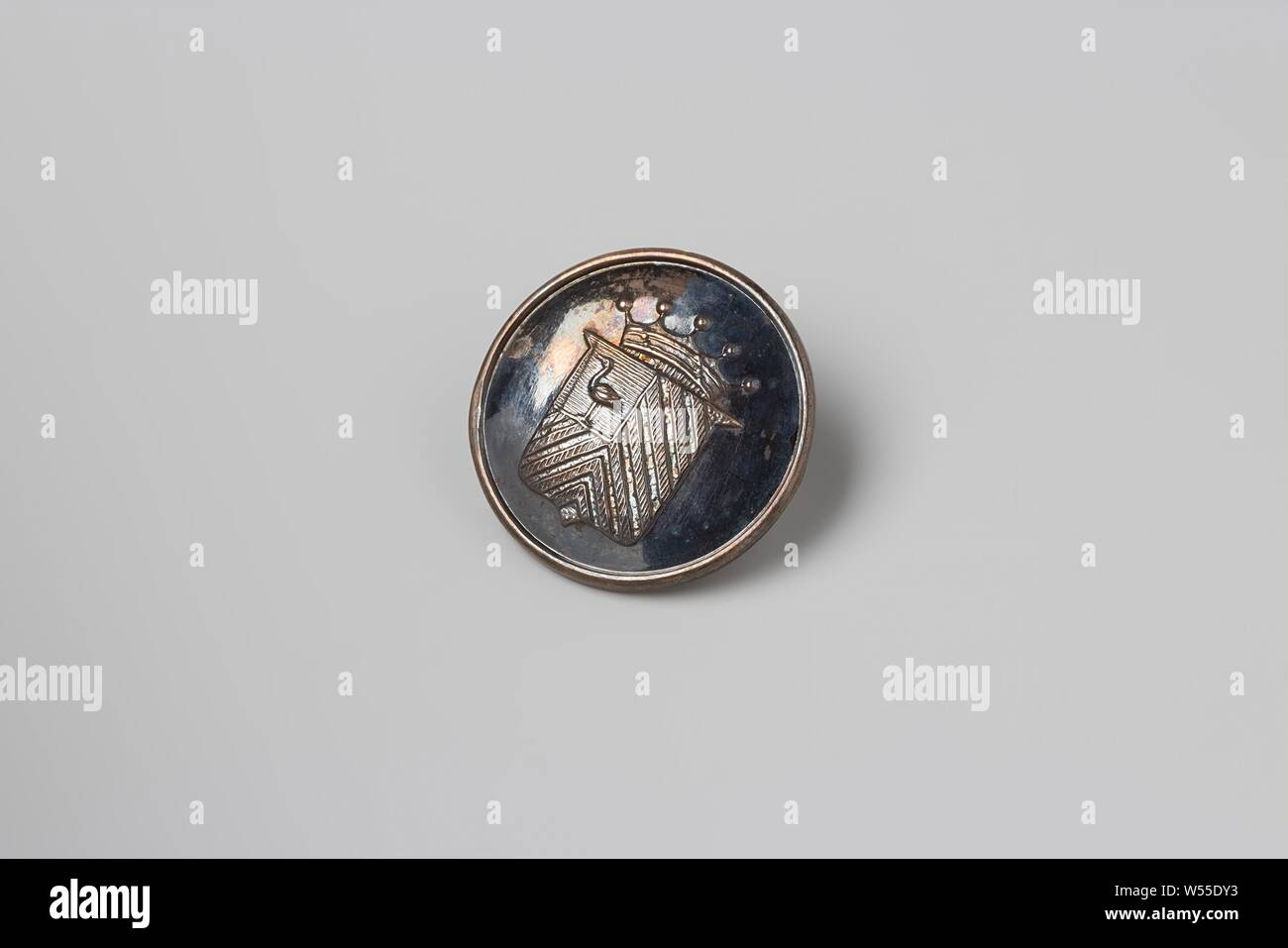 Pulsante livrea realizzata in argento con stemma Teding van Berkhout, pulsante di livrea realizzata in argento con stemma Teding van Berkhout. Anteriore convessa in cui l'arma viene colpito. Il Teding van Berkhout arma (1815): sette piazze rosso in oro, argento permanente di gru in un blu quartiere libero. Con un occhio di rame sul retro., Hendricus de &, Zn. Heus, Utrecht, c. 1853 - c. 1866, geheel, oog, d 2,5 cm Foto Stock