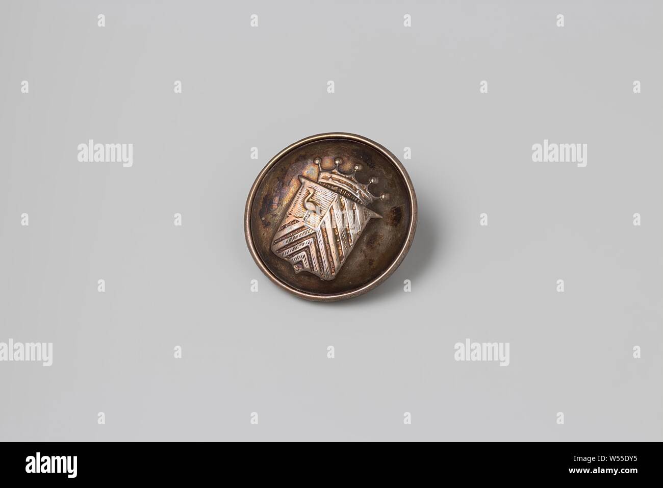 Pulsante livrea realizzata in argento con stemma Teding van Berkhout, pulsante di livrea realizzata in argento con stemma Teding van Berkhout. Anteriore convessa in cui l'arma viene colpito. Il Teding van Berkhout arma (1815): sette piazze rosso in oro, argento permanente di gru in un blu quartiere libero. Con un occhio di rame sul retro., Hendricus & Zn. Heus, Utrecht, c. 1853 - c. 1866, geheel, oog, forgiatura, d 2,5 cm Foto Stock