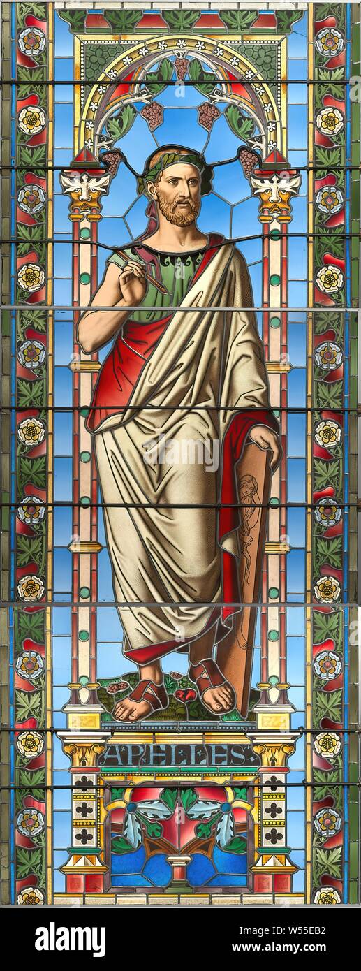 Finestra con Apelle, che è la rappresentazione, finestra colorate con Apelle, che è come la personificazione della pittura. Nella mano sinistra egli detiene una tela, nella destra un disegno penna. Sorge tra due colonne con capitelli gotici sotto un arco con grappoli di uva, su un piedistallo con la scritta Apelle, che è., Tiroler Glasmalerei und Cathedralenglashuette, Innsbruck, 1882 - 1883, vetro, h 265.0 cm × w 105.0 cm Foto Stock
