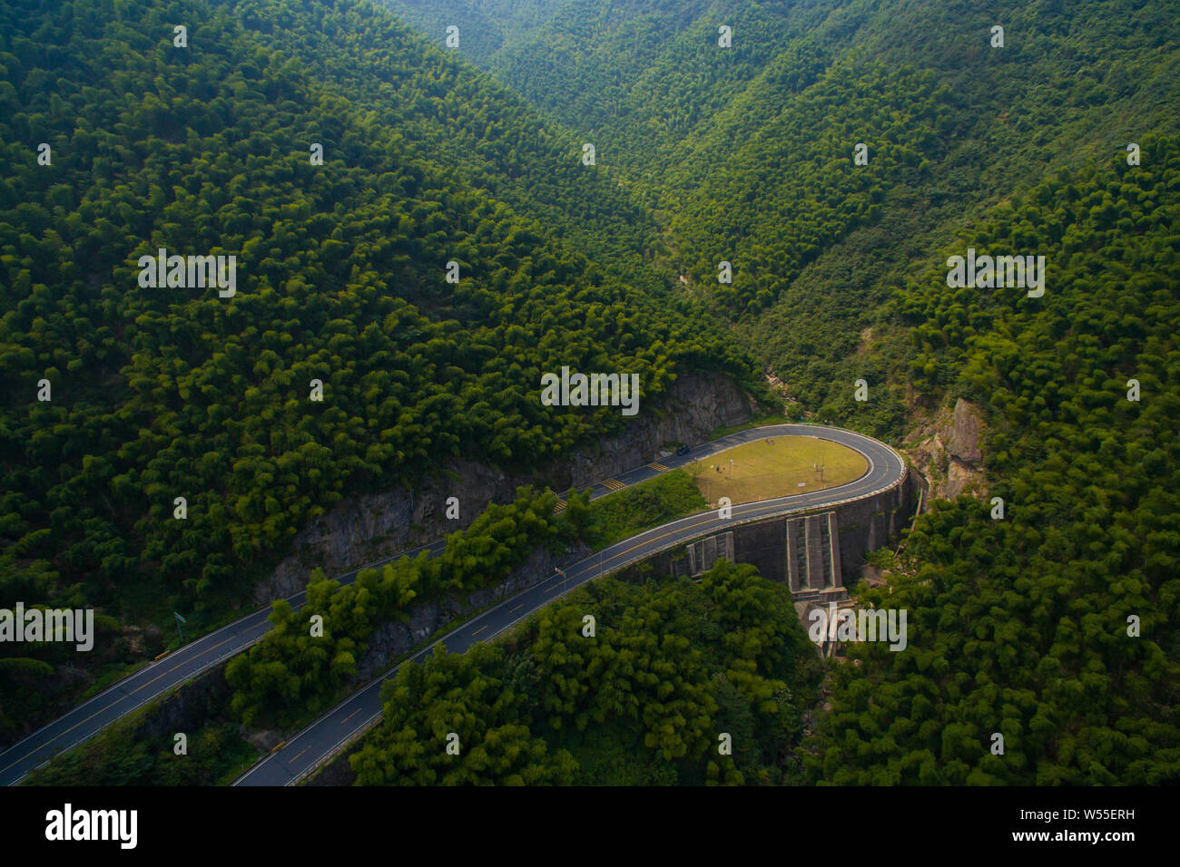 Una veduta aerea di zig-zag Cliff road, che è una scena in cinese la commedia film 'Pegasus,' nel serbatoio Tianhuangping nella città di Anji, est della Cina di Foto Stock