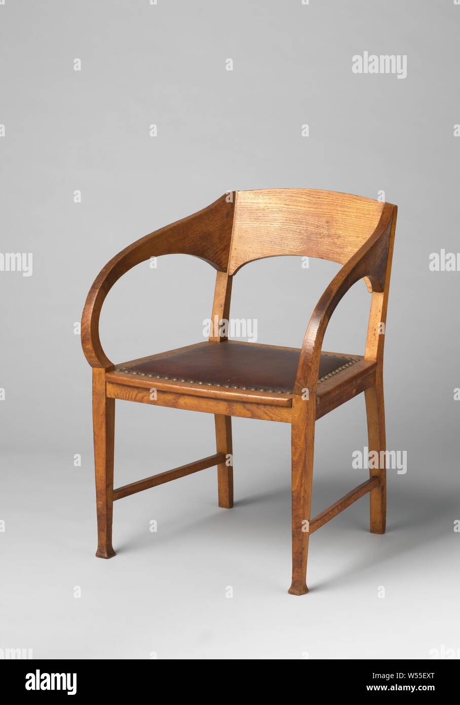 Poltrona con braccioli curvi e una selleria in pelle, poltrona in rovere poggia su quattro gambe. Il ringiovanimento di gambe si allargano in fondo, le zampe posteriori continuano nella parte posteriore POST. Le gambe anteriori e posteriori sono collegati tra loro per mezzo di una linea intermedia. Lo schienale è costituito da un ampio davanzale superiore che è leggermente piegata sul fondo. Braccioli curvi correre giù per la parte superiore delle gambe anteriori dallo schienale. Il sedile è rivestito di pelle che è fissato con chiodi di rame., anonimo, c. 1900 - c. 1925, Rovere (legno), pelle, h 83.5 cm × W 62 cm × d 58,5 cm Foto Stock