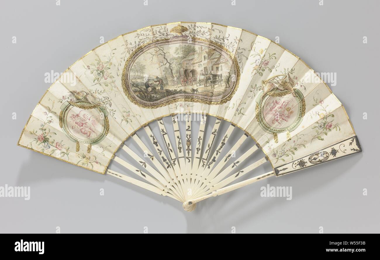 Ventola di piegatura con tre medaglioni in cui una scena in una locanda (?), affiancato da putti con uccelli, ventola di piegatura con il foglio di carta sul quale tre medaglioni sono dipinti ad acquerello e vernice dorata in cui una scena in una locanda centralmente è affiancato da putti con uccelli, su di un telaio di osso intarsiato con foglia oro e argento. Al centro sulla parte anteriore della balestra un medaglione ovale in cui i cavalli di un pullman avere acqua e cibo in una locanda (?), con due uomini gesticulating sulla sinistra e un keeshond nella parte anteriore. Il medaglione è circondato da una golden corona di alloro e ha un vaso d'oro o urn sulla parte superiore. Il round Foto Stock