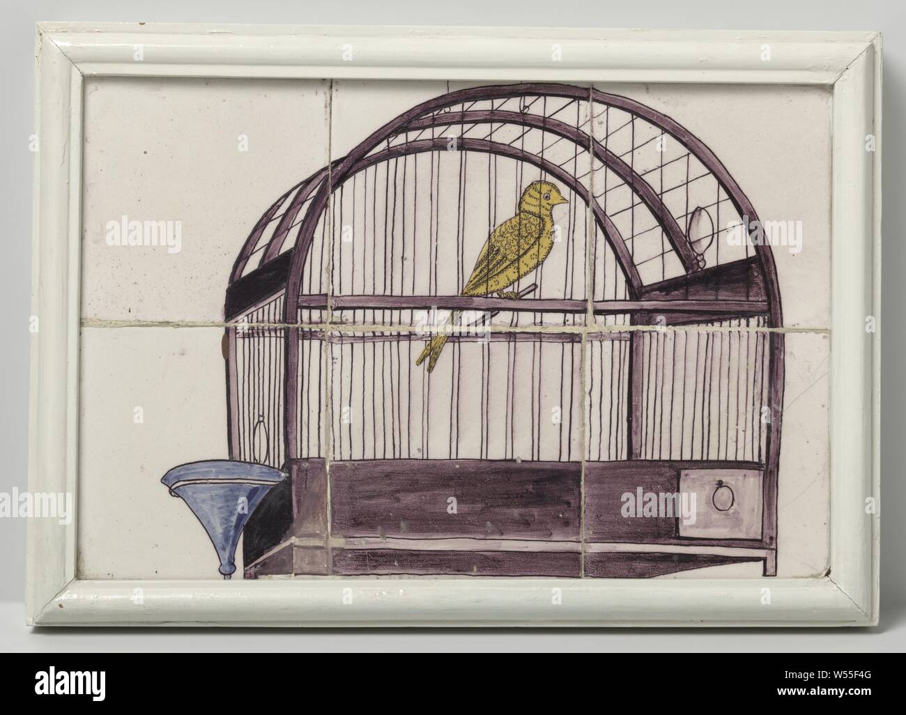 Pannello di piastrelle, dipinta con una rappresentazione di una gabbia per uccelli, pannello di piastrelle di sei piastrelle (2x3), dipinta in viola, blu e giallo con una rappresentazione di una gabbia per uccelli con un abbeveratoio., Bull, anonimo, Olanda, c. 1750 - c. 1800, h 25 cm × W 37,5 cm h 29 cm × W 41,5 cm × d 4 cm Foto Stock