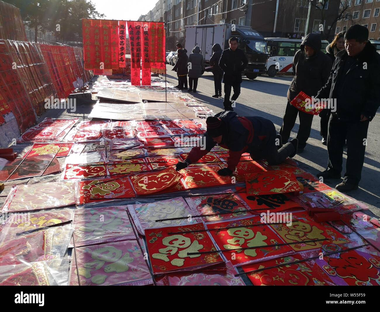 Red baciata e decorazioni per la prossima festa della primavera o il nuovo anno cinese (anno del maiale) sono in vendita presso un negozio di Xi'an City, northwes Foto Stock