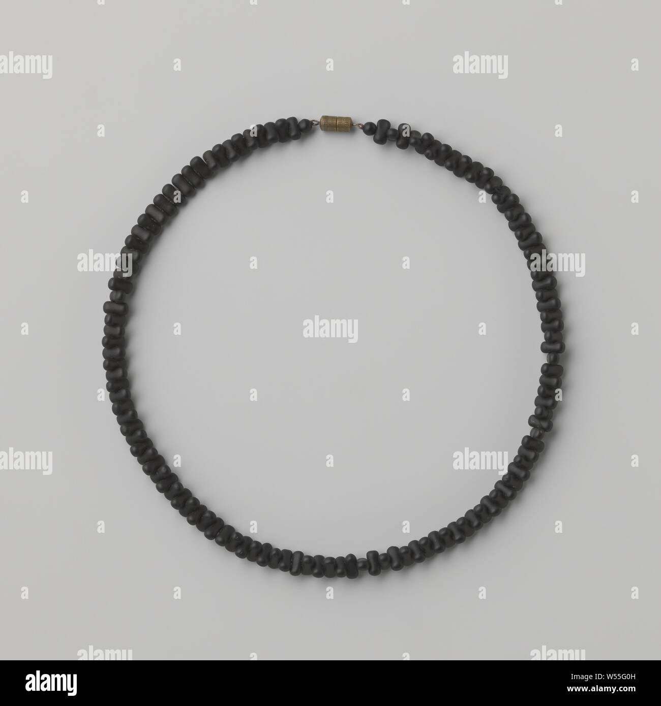 Funerale collana di nero perline di vetro, funebre collana di nero perline di vetro. Le perle hanno la forma di un'asta, leggermente diluita nel mezzo, in cui le perline disporre alternativamente con il filo nero al quale sono infilati. La collana si chiude per mezzo di due pezzi di metallo filettato., anonimo, Europa, c. 1880 - c. 1900, vetro, metallo, inumidendo, c 45 cm × d 1 cm Foto Stock