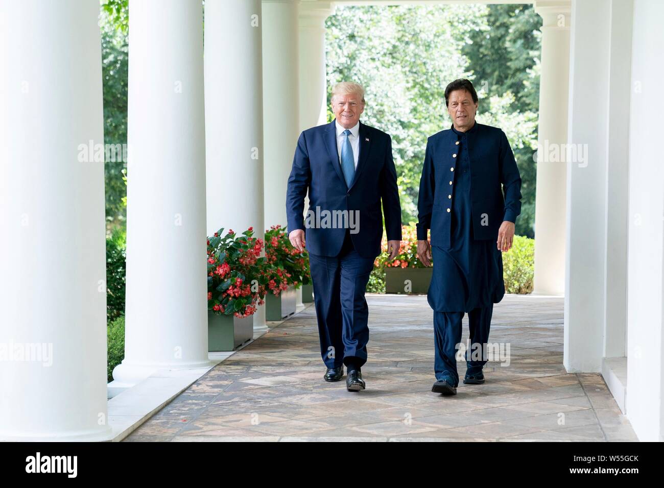 U.S presidente Donald Trump passeggiate con il Pakistan il Primo Ministro Imran Khan lungo la West Wing colonnato della Casa Bianca Luglio 22, 2019 a Washington, DC. Foto Stock