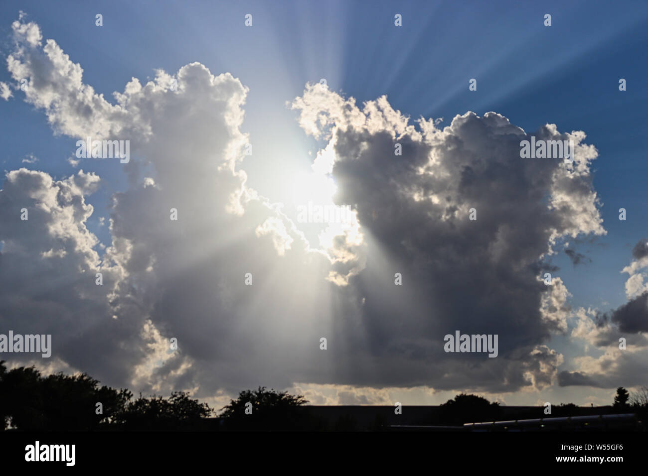Raggi del sole attraverso una nube Foto Stock