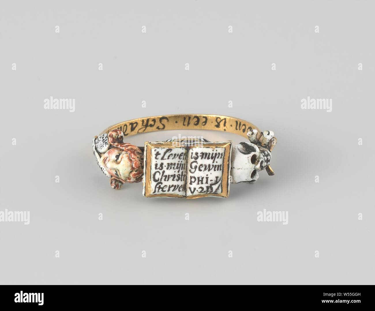 Memento Mori anello, un oro smaltato anello con memento mori dei motivi. Il motivo centrale è un libro aperto con un testo da Phillips 1-21: "La vita è il mio Christi, morire è il mio profitto." Sulla spalla dell'anello sulla sinistra una figura alata e sulla destra un teschio con ossa incrociate. Al di sotto di un tempo di vetro / clessidra. All'interno dell'anello è un'iscrizione: 'la nostra vita è un danno sulla terra'., anonimo, Paesi Bassi del Nord, c. 1620 - c. 1650, oro (metallo), forgiatura, d 25 mm Foto Stock