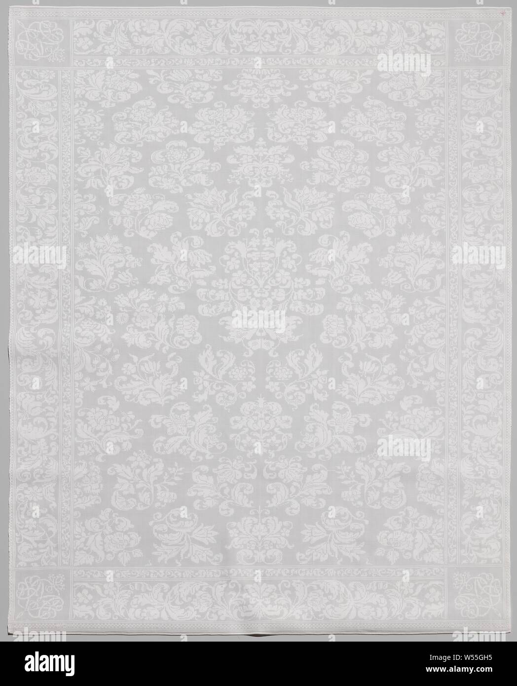 Tovagliolo con fiori sparsi rami e monogramma in angoli, tovagliolo con fiori sparsi rami nel centrocampo, schema simmetrico. Monogramma sconosciuto (M) negli angoli. Lungo i bordi vi è una striscia con rami fioriti, separati da una stretta striscia di ghirlande. Bordo a scacchiera. Contrassegnato: crown IC e 24., anonimo, 1680 - 1690, biancheria (materiale), damaschi, h 88.3 cm × w 112,8 cm Foto Stock