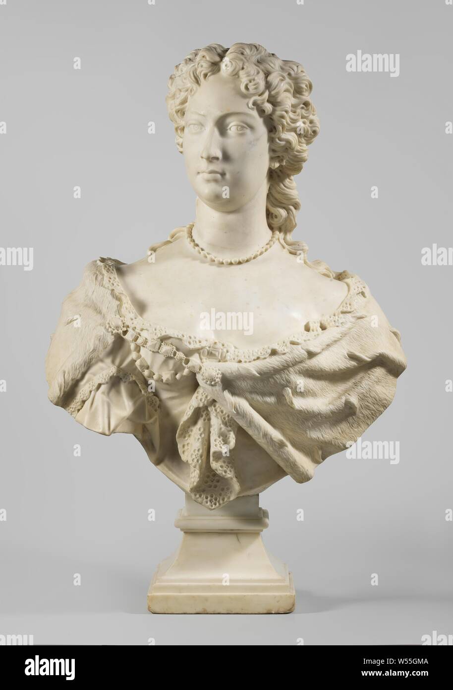 Busto di Maria II Stuart, regina d'Inghilterra (1662-1694), moglie di Re Stadholder Guglielmo III, leggermente lateralmente a mezza lunghezza busto in marmo bianco su un quadrato, profilata, originale a piedi. La persona raffigurata è vestito con l'ermellino manto della sua royal stato, sopra un vestito con un pizzo. Il mantello è tenuto insieme da una fibbia / set cinghia con taglio gemme. Indossa una collana di perle stretto intorno al suo collo. Il capello è legata all'indietro in un elegante bun., John Michael Rysbrack, Londra, c. 1735 - c. 1740, marmo (rock), h 84 cm Foto Stock