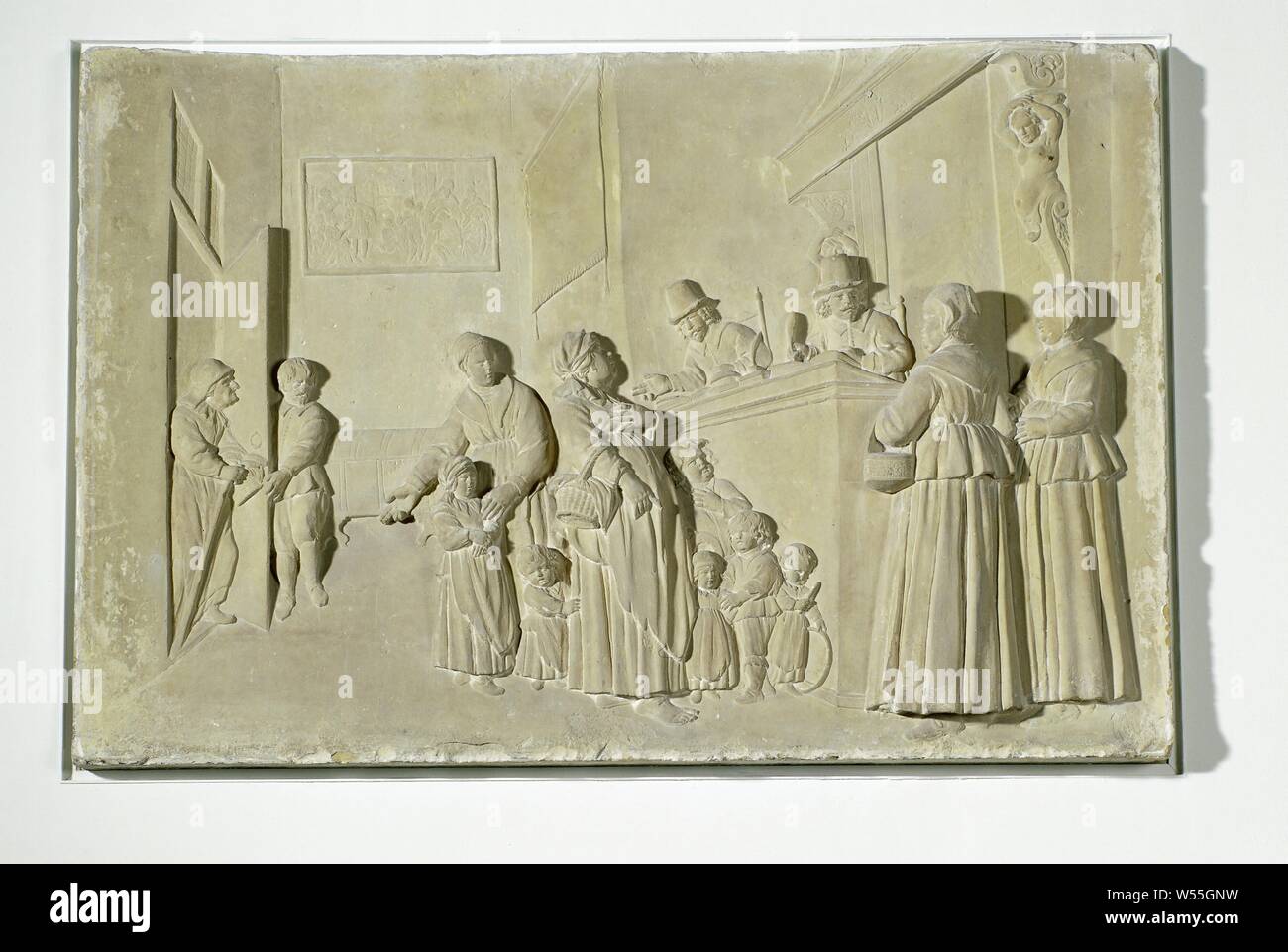 Rivolta verso il mattone della Nieuwezijds Huiszittenhuis con una rappresentazione della registrazione degli afflitti, Albert Jansz. Vinckenbrinck (attribuito a), Amsterdam, 1649 - 1650, arenaria, h 75 cm × W 113 cm × d 20 cm × W 188 kg Foto Stock