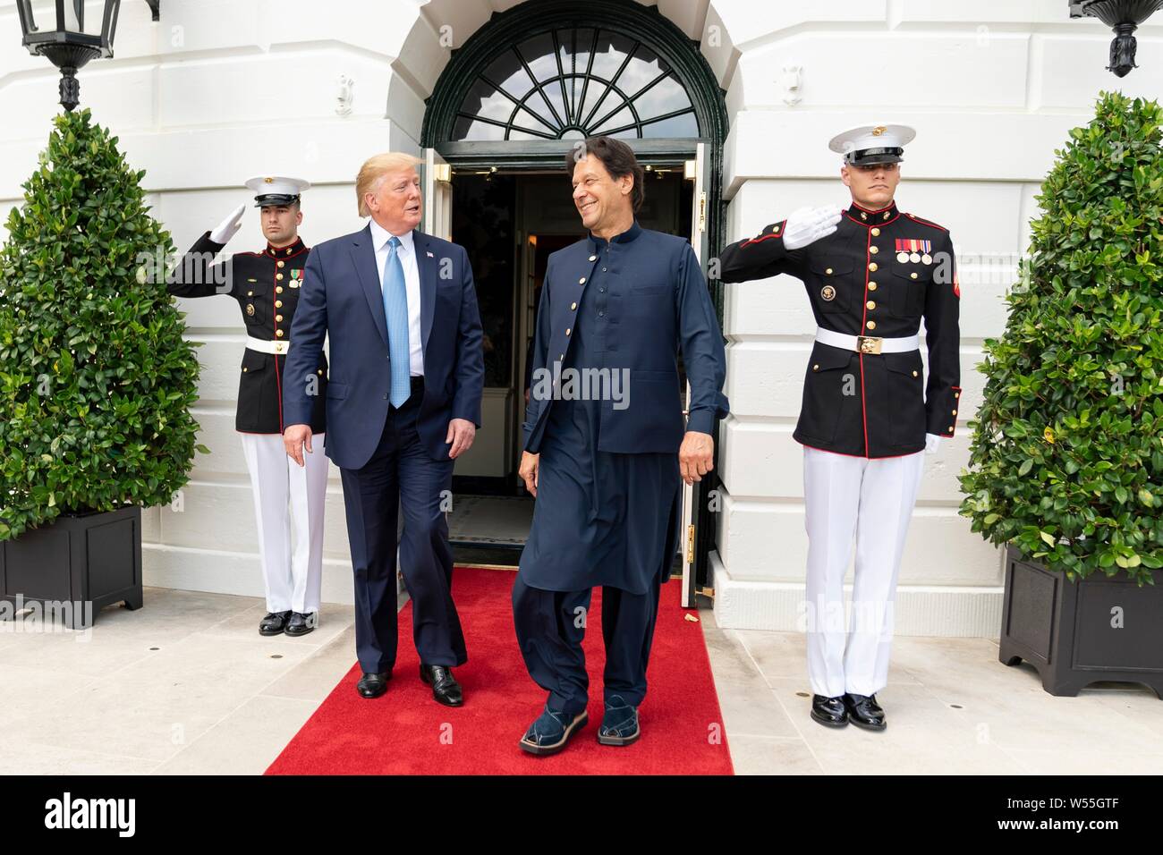 U.S presidente Donald Trump dice addio al Pakistan per il primo ministro Imran Khan, diritto, a sud Portico della Casa Bianca Luglio 22, 2019 a Washington, DC. Foto Stock