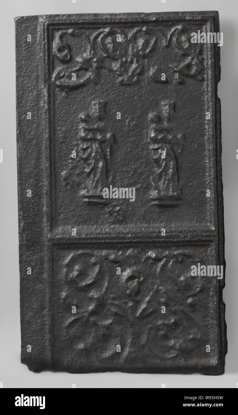 La piastra di riscaldamento con due volte Maria con Bambino, piastra del riscaldatore di ghisa, diviso in due zone. Nella zona superiore due volte una performance di Maria con il bambino in piedi su una console. La parte superiore è chiusa con viticci arricciata. La zona inferiore è completamente decorata con viticci arricciati, Madonna: Maria (permanente o semi-lunghezza), Cristo-bambino vicino al suo grembo, anonimo, Germania, c. 1525 - c. 1575, ferro (metallo), fondazione, h 82.0 cm × W 48,0 cm × W Foto Stock