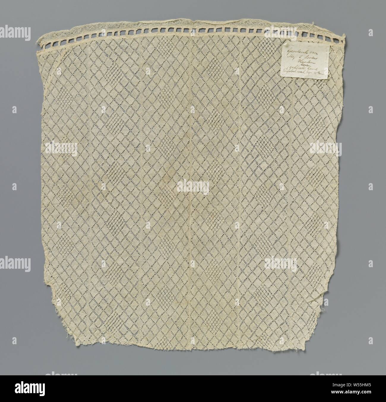 Vestito di strisce di merletto a fuselli con diamanti controllato, vestito di sei strisce di colore naturale il merletto a tombolo cuciti insieme. Modello quadrato con angoli arrotondati che vengono raddrizzate su un lato con inserito un pezzo. Lungo questo lato, il vestito è finito con un open-bordo lavorato con i blocchi che si sono creati da doppie trecce e lungo la quale un bordo stretto. Le strisce hanno lo stesso modello di ripetizione di un diamante allentato sulla linea centrale in una striscia di riempimento di piccoli diamanti. I piccoli diamanti sono realizzati in una corsa di netto, parzialmente combinato con corse di biancheria e openwork bordi. Il grande Foto Stock