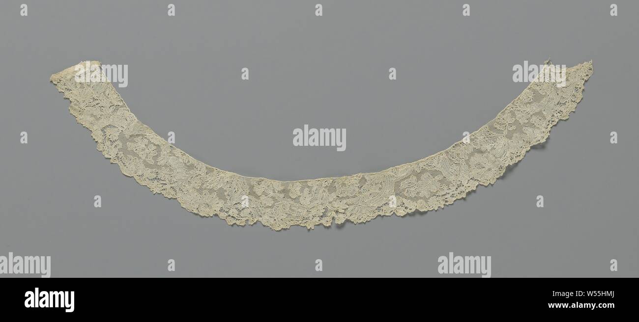 Collare di miste di pizzo con mazzi di fiori e insetti, il collare di colore naturale pizzo misti: Merletto ad Ago di Burano - Bruxelles pizzo di garza - in combinazione con un ammantato drochel terreno. Il modello ha allentato mazzi con insetti ed oscillante openwork bande su un suolo serrata. Il motivo della banda è in parte in maniche di Merletto ad Ago di Burano e ragni di merletto a fuselli. Motivi con filettature di contorno., anonimo, Bruxelles (eventualmente), c. 1725 - c. 1749, biancheria (materiale), Bruxelles point de lo sguardo, d 46,5 cm × W 4 cm Foto Stock