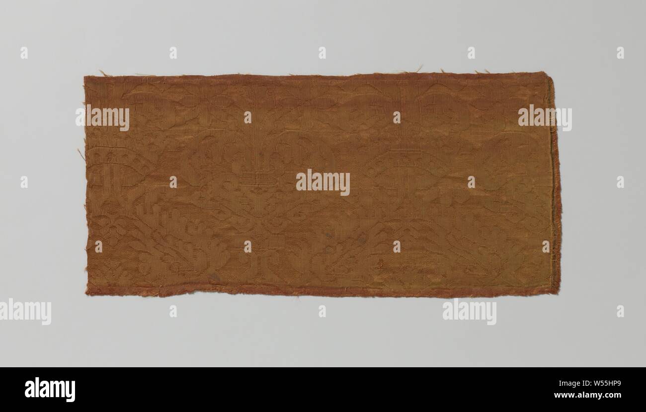 Frammento di seta rossa, Damasco un frammento di ferro-rosso tessuto di seta. Foglie disposte diagonalmente, gli steli sono tenute insieme da una corona e palmettes in seta. Nota: smussata, 0,7 cm, twill oltre il bordo di taglio., anonimo, Italia (eventualmente), 1600 - 1699, seta, damaschi, h 19.5 cm × W 42 cm w 13,2 cm Foto Stock