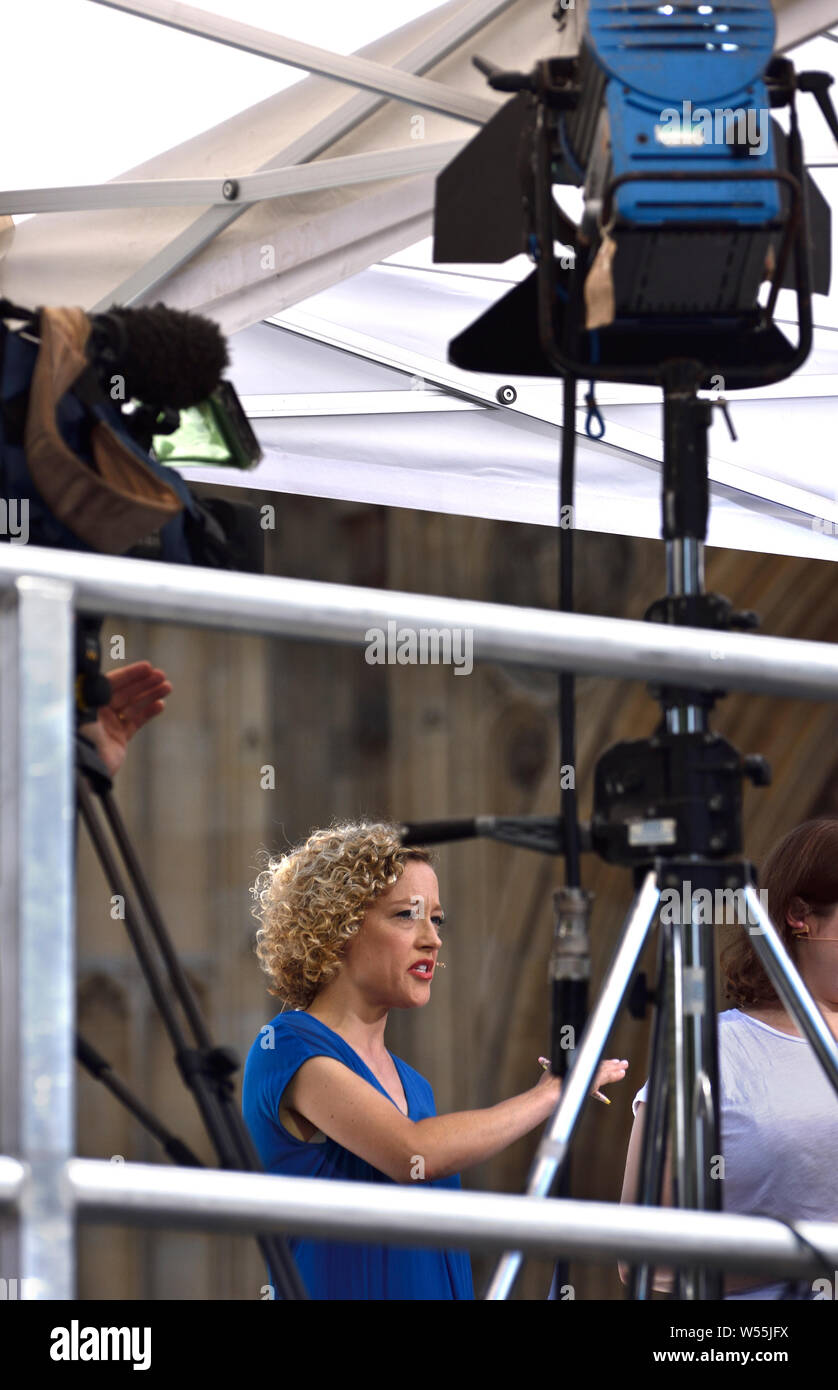 Cathy Newman - Channel 4 News presenter - in una temporanea studio su College Green, Westminster, il giorno Boris Johnson divenne primo ministro, xxiv Ju Foto Stock