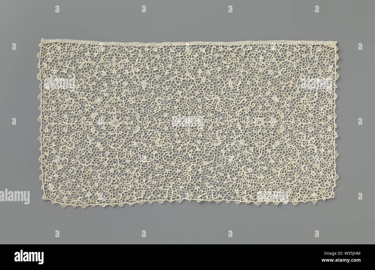 Tie-slip di ago-pizzo con diamante a forma di viticci, Tie-slip di colore naturale ago: piana Il Merletto Veneziano o point de France. Su un grossolano maglia esagonale, vi è un movimento simmetrico di sfondo a due assi intersecantisi. Vi è una grande a forma di diamante nel cuore, che è dimezzata a sinistra e a destra all'esterno. Essi sono collegati da un piccolo riquadro con una croce con braccia uguali. I diamanti di grandi dimensioni mostrano quattro illeggibile monogrammi formata da C-volute (?). Il campo intermedio viene riempito con vitigni a spirale con piccoli fiori e boccioli. Una linea retta con punti su tre lati, alternativamente di grandi e piccole dimensioni Foto Stock