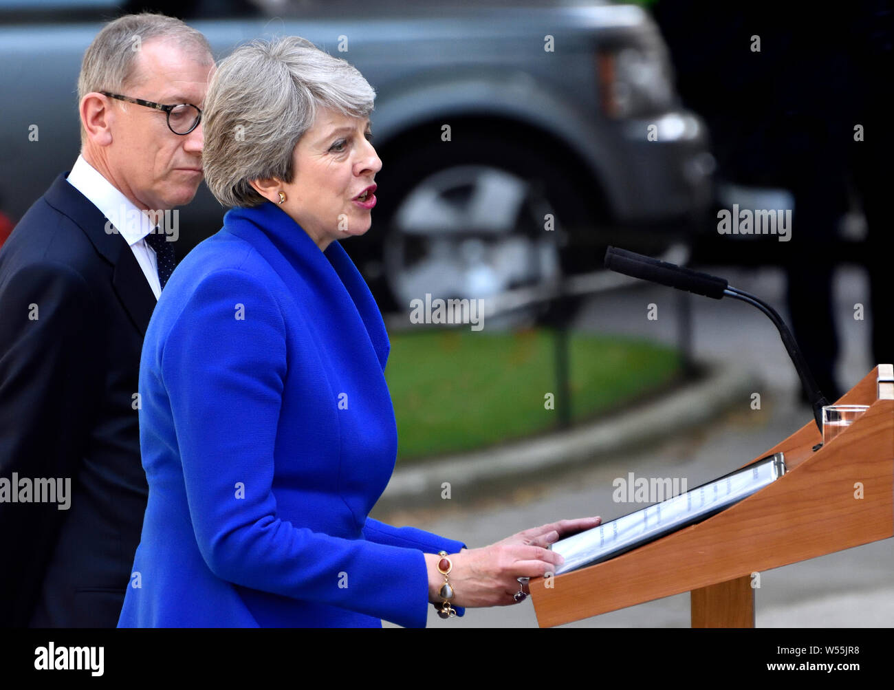 Theresa Maggio con suo marito Filippo a Downing Street offrendo il suo ultimo discorso come Primo Ministro prima di lasciare a portata di mano nelle sue dimissioni per la qu Foto Stock