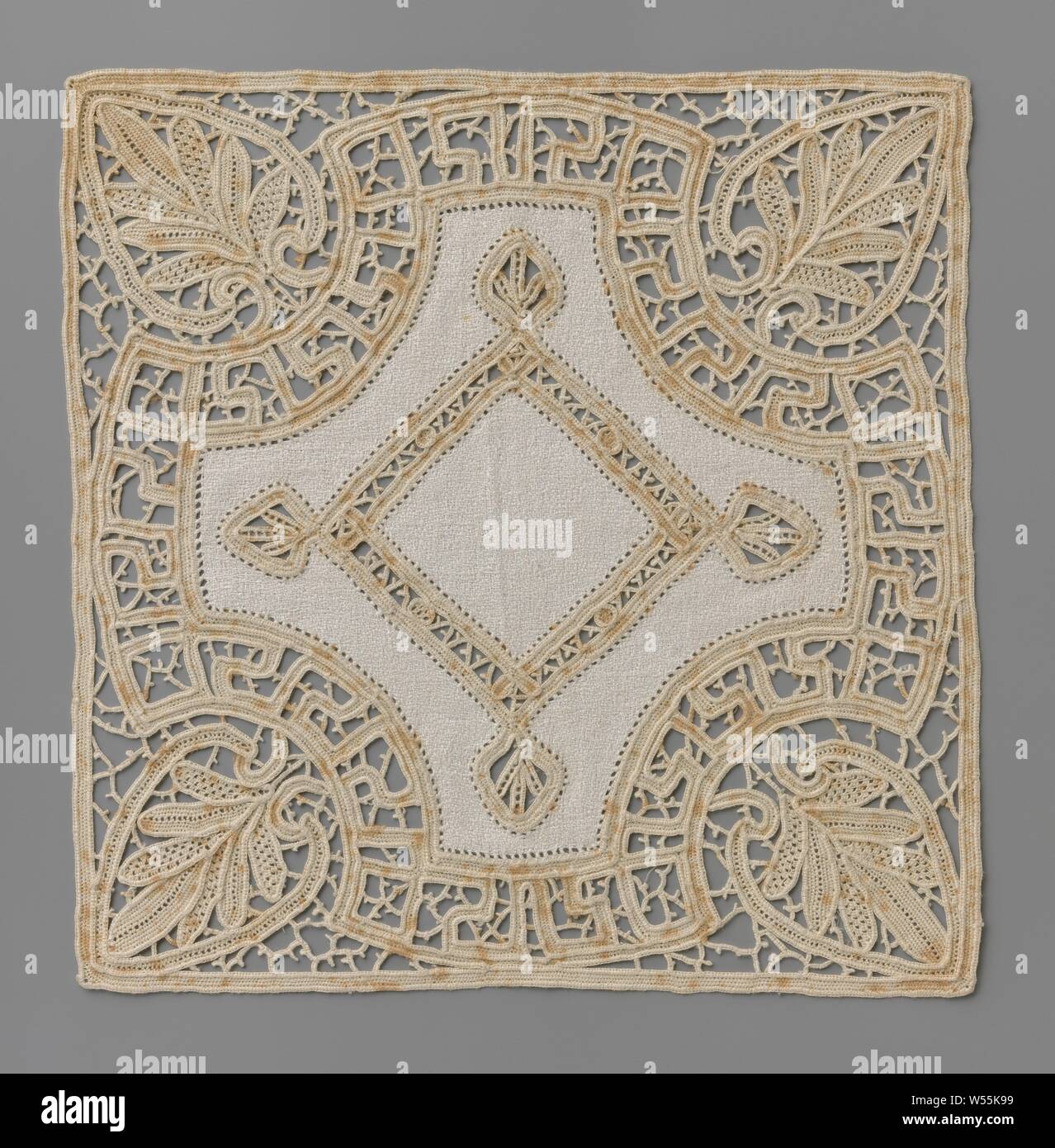 Abito di merletto ad ago con palmettes e tessuto diamante, vestito del colore naturale il merletto ad ago veneziano: pizzo goffrato. Modello quadrata con quattro facciate, cava biancheria dentellato pezzo centrale. Un riquadro di pizzo è stato posto al centro della biancheria. Vi è un bordo intorno la biancheria che è costituito da un telaio interno con meandri rotto. L'angolo motif è la stessa per ogni angolo e consiste di un lanceolata cartiglio con una tavolozza all'interno. Il terreno è diviso in due in un terreno parigina con trifogli in alto e un prato sotto. In quest'ultimo vi è uno schema simmetrico del diamante Foto Stock