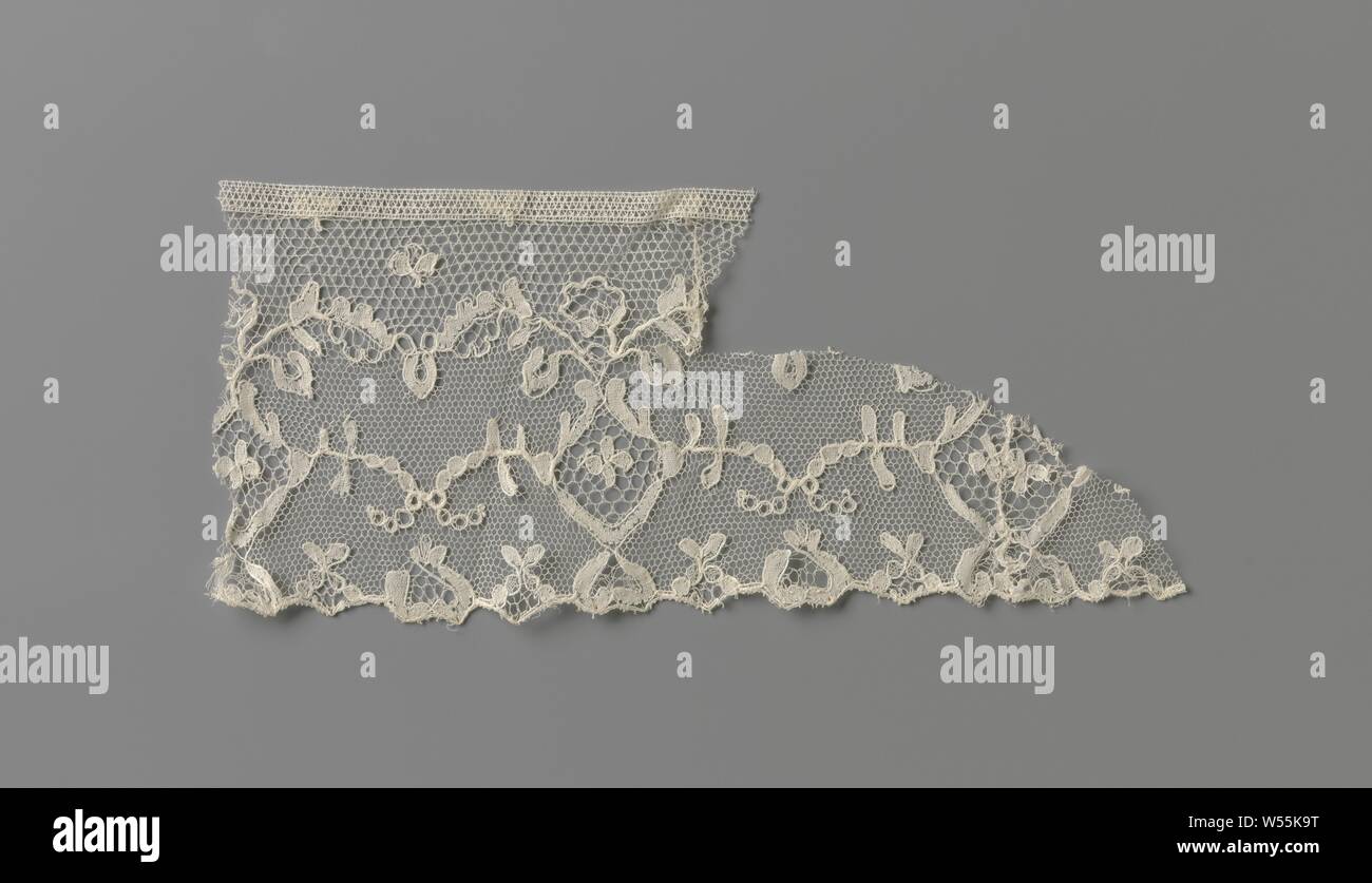 Lo stelo balza in pizzo con diamante a forma di medaglioni, naturale dello stelo balza in pizzo: pizzo parigino. Il terreno è diviso in due in un terreno parigina con trifogli in alto e un prato sotto. In quest'ultimo vi è uno schema simmetrico di diamante a forma di medaglioni traforata con vitigni lato sormontato da un fiore tra due foglie. Le foglie, lato viti e una serie di fiori e di viticci nel bordo di capesante stand sfusi in tre stelle filanti chiuso. I motivi sono realizzati in lino e provvista di filettature di contorno. Un terreno di rose è stato usato come un terreno ornamentali. Una porzione di sommità è stata interrotta Foto Stock