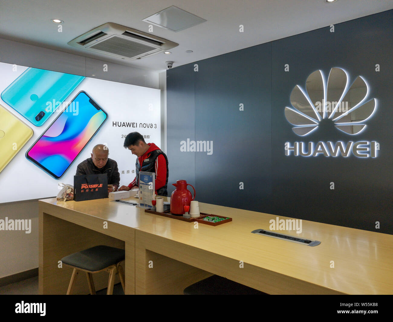 I clienti a fare acquisti in un negozio di Huawei in Cina a Shanghai, 27 febbraio 2019. Della Cina di Huawei Technologies domenica iscritti alla corsa a dominare la nex Foto Stock