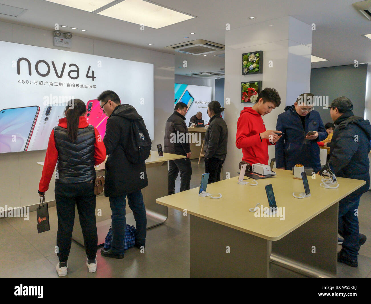 I clienti a fare acquisti in un negozio di Huawei in Cina a Shanghai, 27 febbraio 2019. Della Cina di Huawei Technologies domenica iscritti alla corsa a dominare la nex Foto Stock