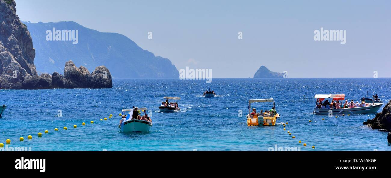Gite in barca alle grotte,Agios Spiridon Beach,Agios Spiridon Bay,Paleokastritsa ,Corfu,Grecia,Ionio Foto Stock