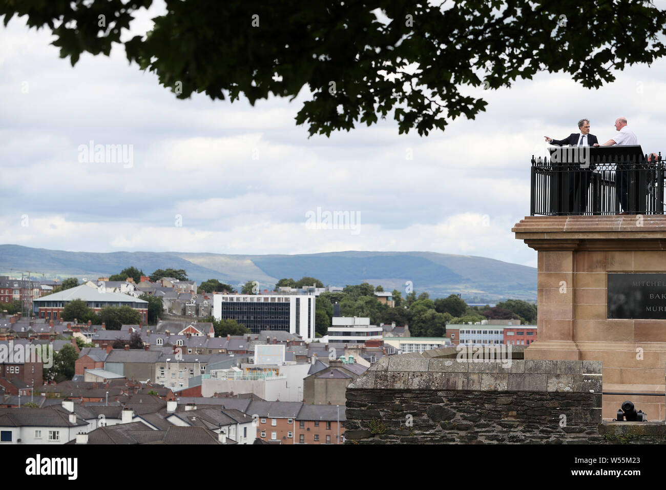 In Irlanda del Nord la nuova segretaria di Stato Julian Smith (sinistra) con William Moore dell assedio Museo sul Royal bastione delle mura della città in Londonderry durante la sua prima visita nella regione dopo la sua nomina. Foto Stock