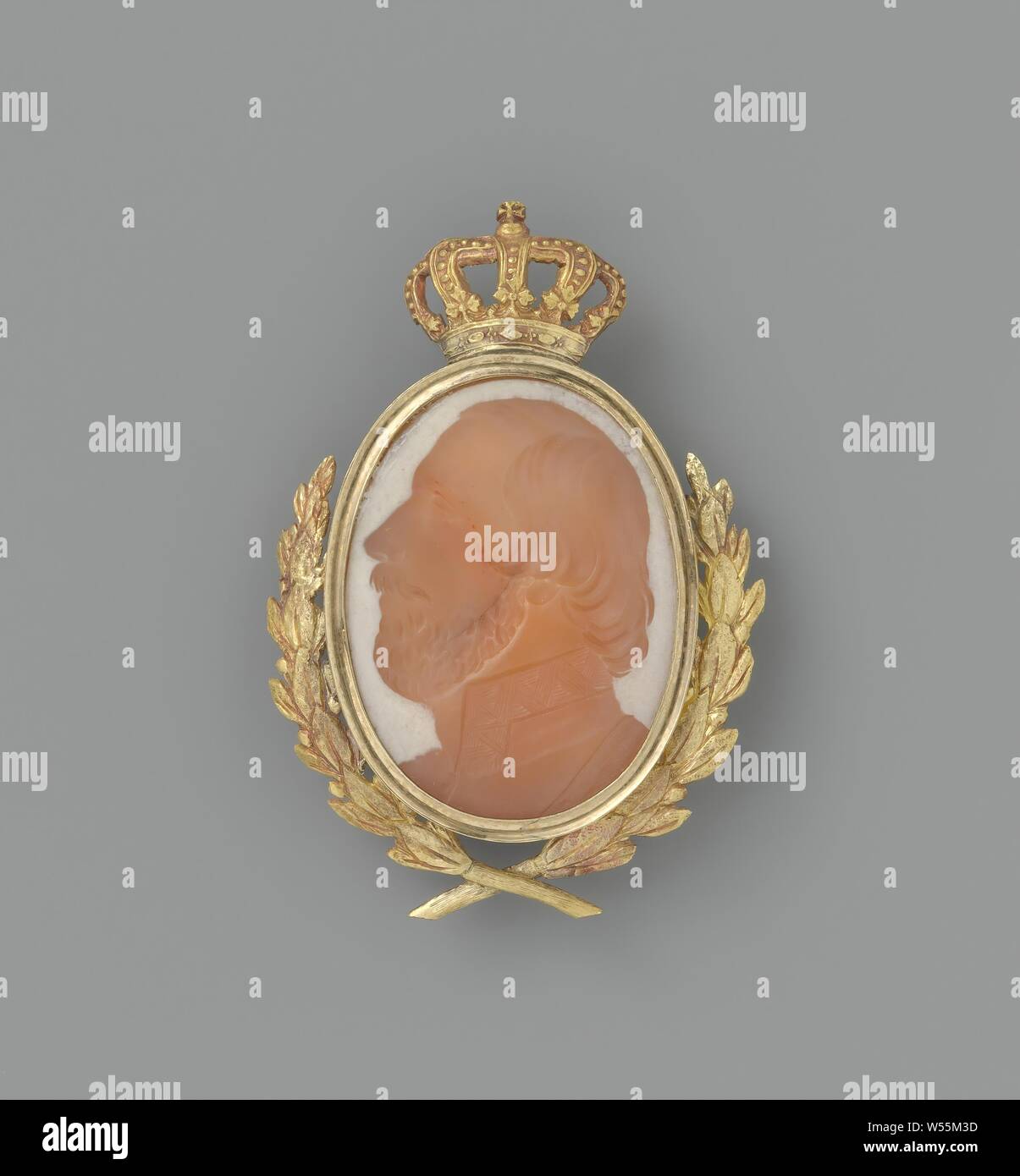 La stampa ad intaglio con il ritratto del re Guglielmo III, ovale a intaglio, scolpiti nello strato l'agata, ca. 1880, rivestito in oro 18 carati confine con corona e attraversato i rami di alloro., anonimo, Paesi Bassi, c. 1880, agata (calcedonio), oro (metallo), taglio h 2,7 cm × W 5 cm Foto Stock