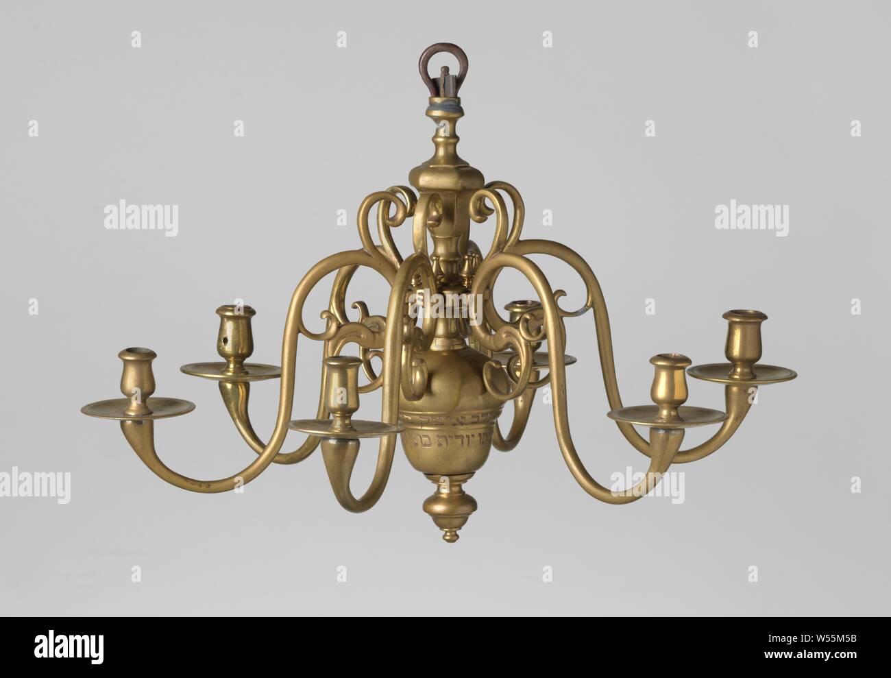 Il braccio con il candelabro realizzato a lume di candela corona, il S-braccio sagomato presenta una curvatura in corrispondenza dell'estremità del lato tronco e fonde verso l'esterno con un foro di ispessimento. La candela titolare con la trappola del grasso è fissata in essa. Il round titolare ha una base concava, che si restringe verso l'alto e quindi ha un bordo sporgente. La trappola di grasso ha un anello scanalato nella parte superiore. Questo è il quarto braccio, numerati con 4 punti rotondi., anonimo, Amsterdam, 1795 - 1800, ottone (lega), fondazione Foto Stock