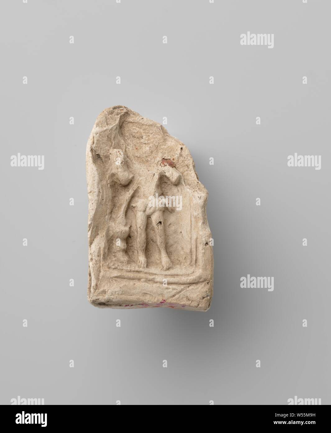 Cristo come un uomo dei dolori, in piedi la figura di Cristo, le mani alzate, la corona di spine sulla testa. Il sangue scorre da destra in un calice, Paesi Bassi, anonimo, Nederlanden, 1450 - 1500, il tubo di argilla, h 5,9 cm × W 3.8 cm × d 3.2 cm Foto Stock