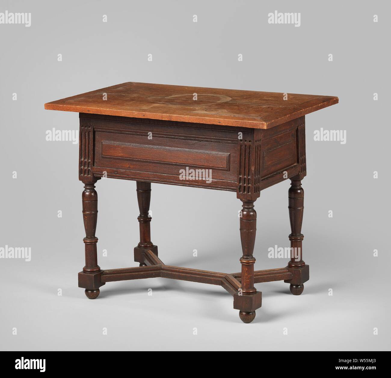 Mobili, tavolo in legno di quercia con bassa tabella estesa rampa, vaso sottili gambe e un profilo doppio a Y croce. I posti di angolo della finestra sono rigati e i pannelli nella finestra sono dotati di cuscini piana., anonimo, Olanda, 1600 - 1699, il legno (materiale vegetale), Rovere (legno), h cm 70 × W 85 cm × d 54 cm × W 15,4 kg Foto Stock