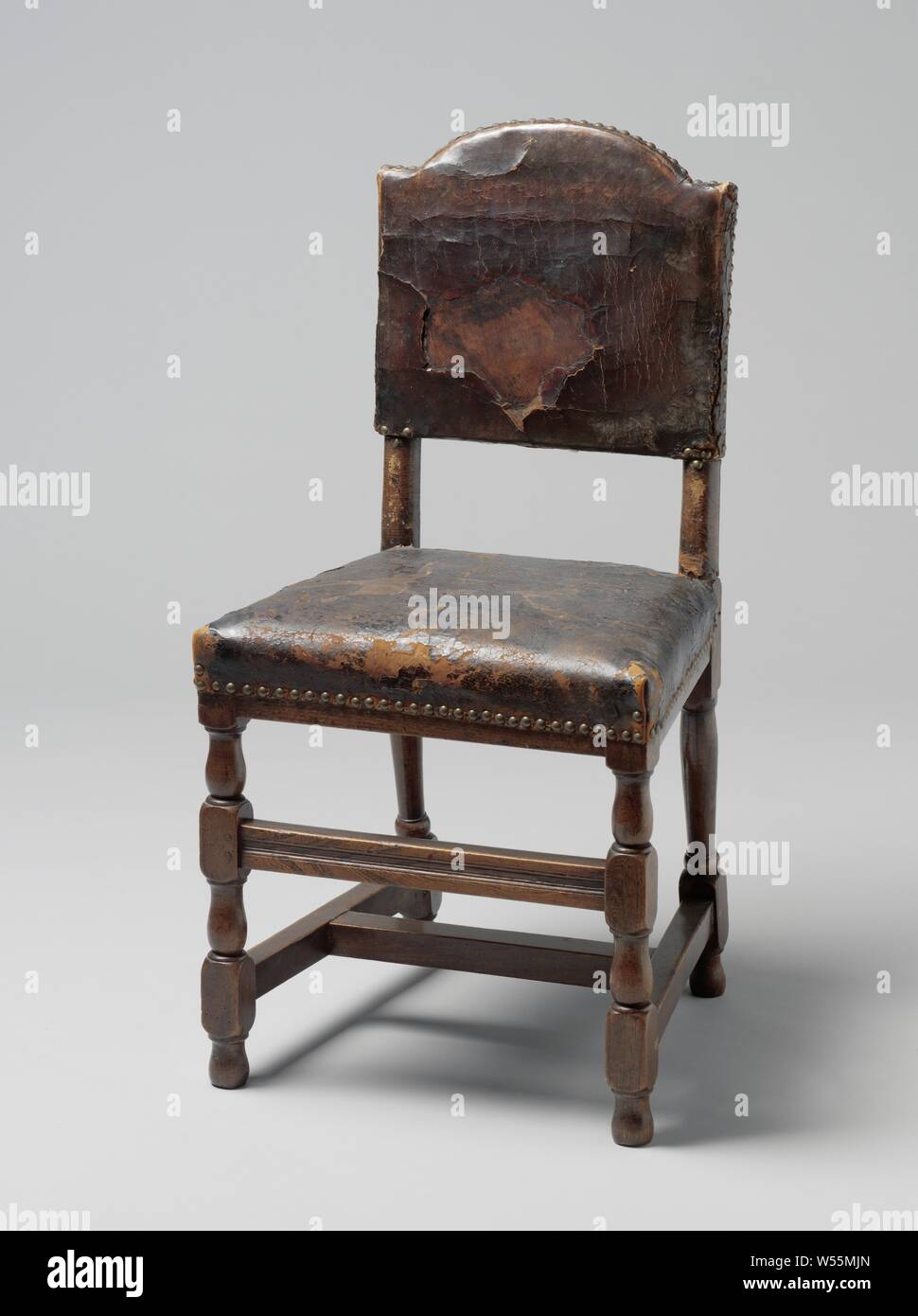 Oak sedia con sedile e schienale in cuoio, otto sedie in legno di quercia con sedile e schienale in cuoio. Le gambe show home e fa e sono collegati da un trasversale a forma di H. Nella parte anteriore, tra due case, vi è un ampio fronte. Le zampe posteriori lean all'indietro. La schiena poggi alta sui puntoni e viene ripiegata dall'alto., anonimo, Olanda, 1675 - 1700, il legno (materiale vegetale), Rovere (legno), olmo (legno), pelle, h cm 95 × W 48 cm × d 47 cm h 50 cm × W 48 cm × d 37 cm w 9 kg Foto Stock