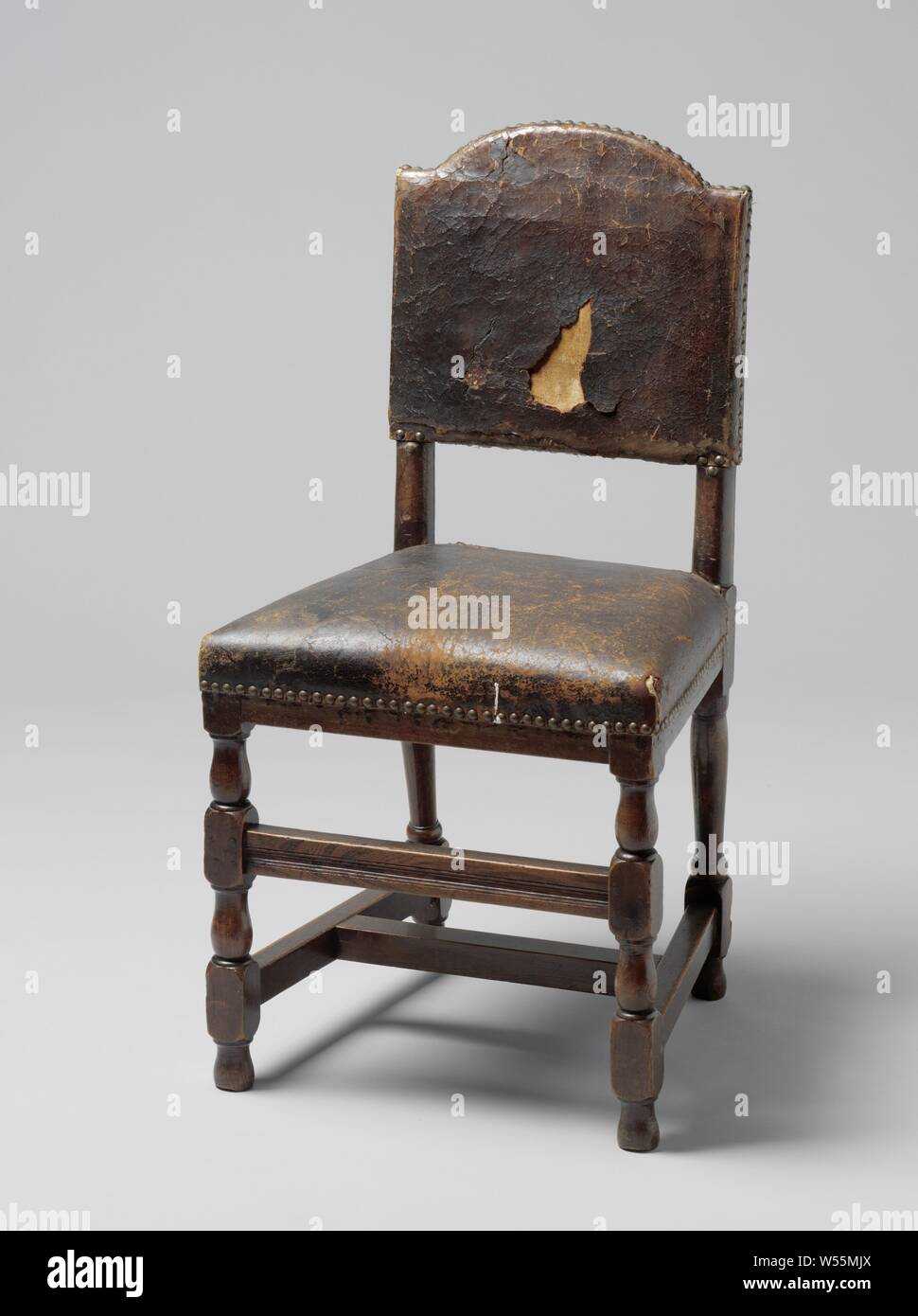 Oak sedia con sedile e schienale in cuoio, otto sedie in legno di quercia con sedile e schienale in cuoio. Le gambe show home e fa e sono collegati da un trasversale a forma di H. Nella parte anteriore, tra due case, vi è un ampio fronte. Le zampe posteriori lean all'indietro. La schiena poggi alta sui puntoni e viene ripiegata dall'alto., anonimo, Olanda, 1675 - 1700, il legno (materiale vegetale), Rovere (legno), olmo (legno), pelle, h cm 95 × W 48 cm × d 47 cm h 50 cm × W 48 cm × d 37 cm w 8 kg Foto Stock
