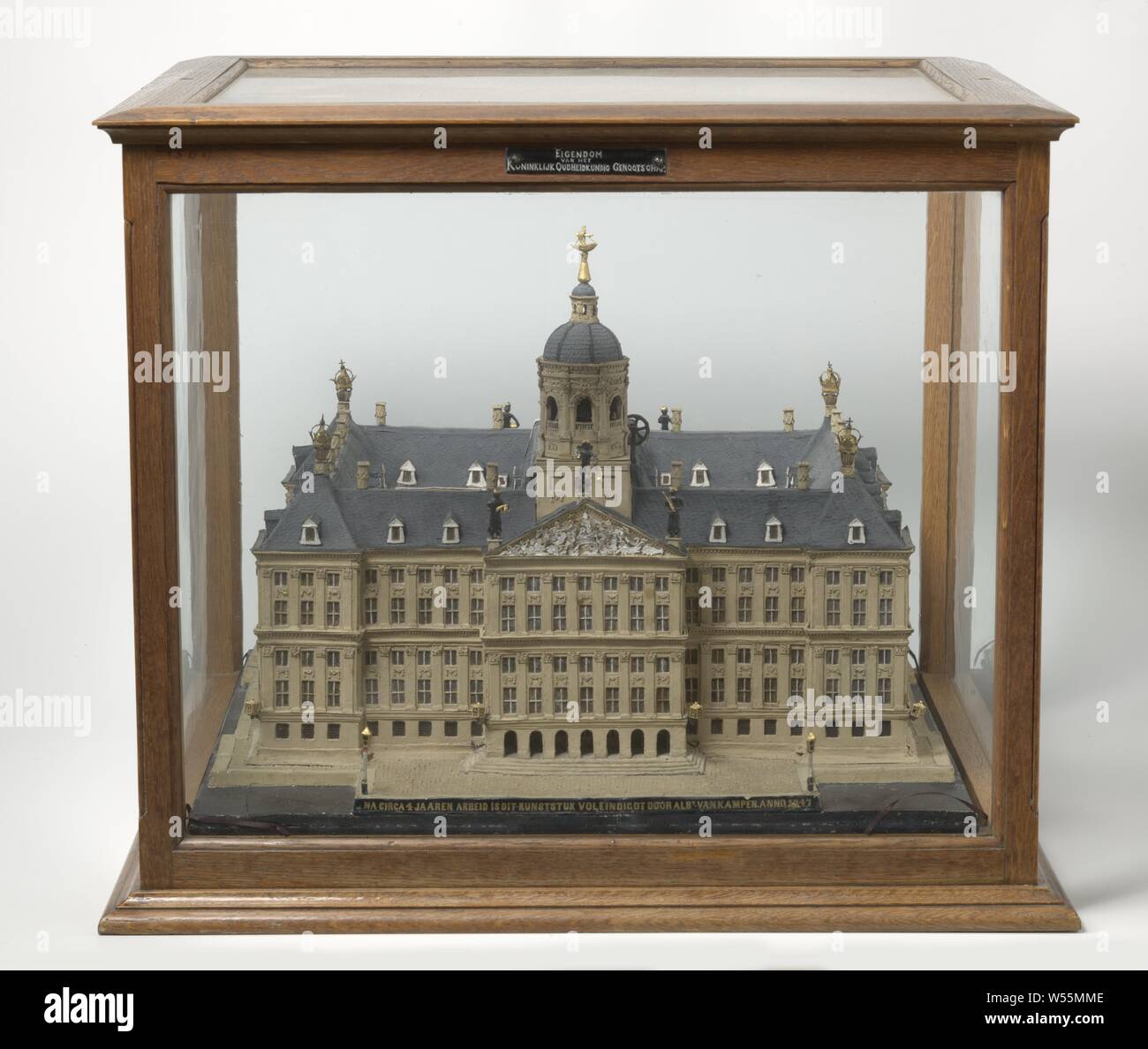Modello di Amsterdam City Hall, di cartone e gesso. Con display di accompagnamento caso., Albert van Kampen, Paesi Bassi del Nord, 1747, cartone, gesso, Rovere (legno), vernice (rivestimento), h 35.0 cm × W 47,0 cm × d 45,0 cm h 49.0 cm × W 58,5 cm × d 51,5 cm Foto Stock