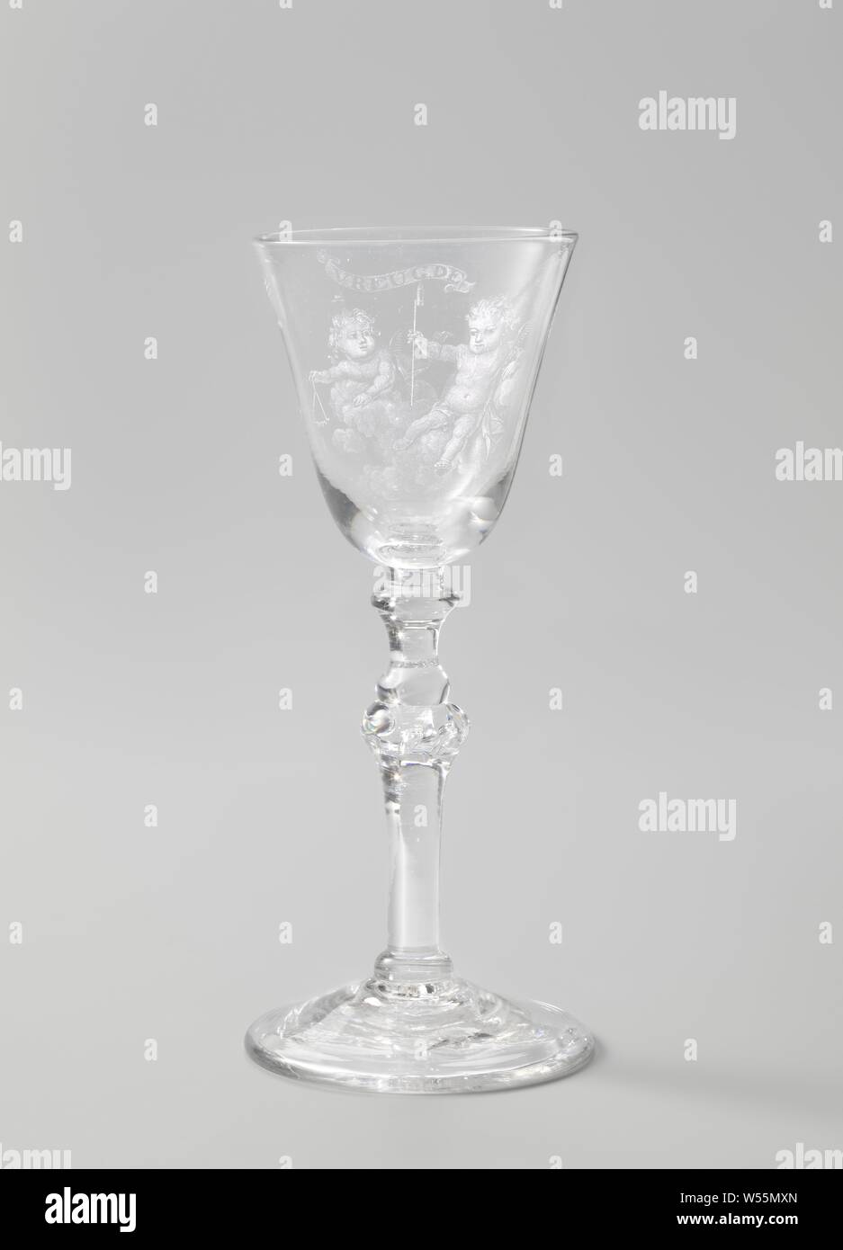 Calice con due putti sulle nuvole, piede conico. Balaustra a forma di tronco con un anello di bolle di aria, due nodi. Calice conico arrotondato in corrispondenza del fondo. Sul calice due putti sulle nuvole, uno con un triangolo e l'altro con una svasatura. Sopra l'immagine di un banderolle con il testo di gioia e piacere, divertimento, di gioia e di allegrezza "', 'Allegrezza da le medaglie', 'Allegrezza, letitia e giubilo', 'Diletto", "Piacere", "Piacere honesto' (RIPA), amorini: 'amores', 'amoretti", "Putti', falò, fire works, anonimo, c. 1770 - c. 1780, vetro, glassblowing, h 18.6 cm × d 8 cm Foto Stock