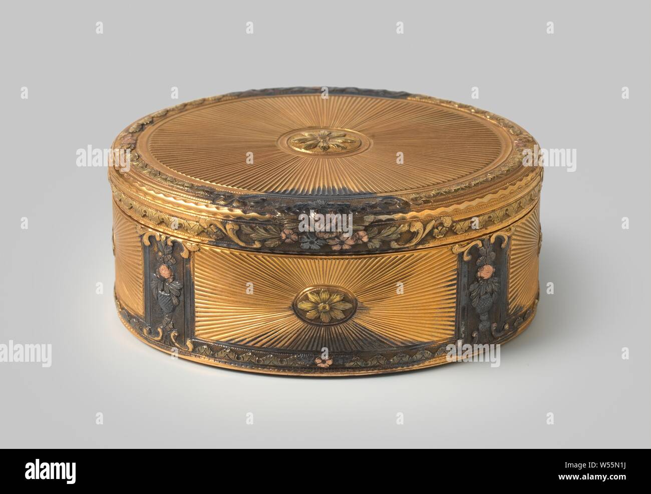 Scatola di tabacco da fiuto e il tabacco da fiuto ovale box in 4 colori oro, con Luigi XVI decorazione. Il coperchio e i compartimenti 4 hanno una forma ovale rosetta nel mezzo. Maker's Mark: residui ILW nel rettangolo., anonimo, Francia (eventualmente), 1775, oro (metallo), h 3.0 cm × l 6.7 cm × W 5.2 cm Foto Stock
