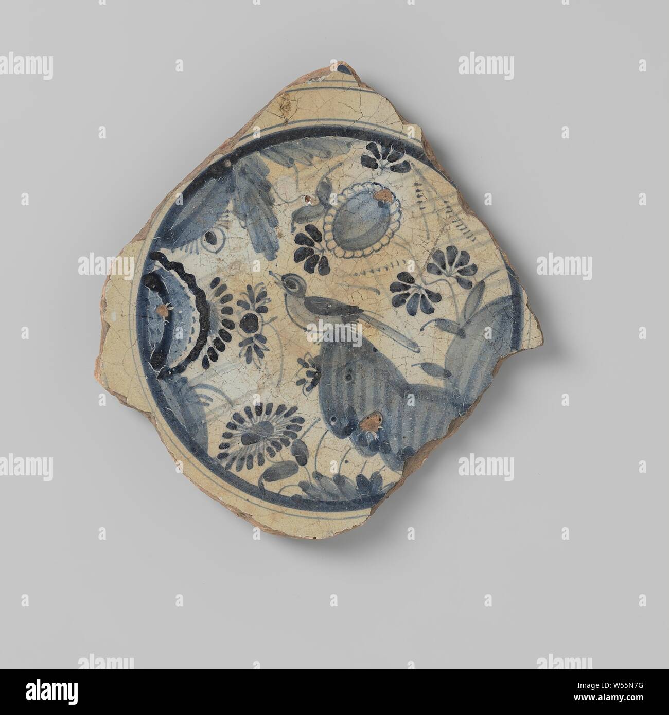 Piattino in terracotta con disegno di un cerchio, riempito di fiori e di un uccello, in underglaze blu, anonimo, 1500 - 1799, terraglia, smalto, h 2,2 cm × W 17,8 cm × d 18 cm Foto Stock