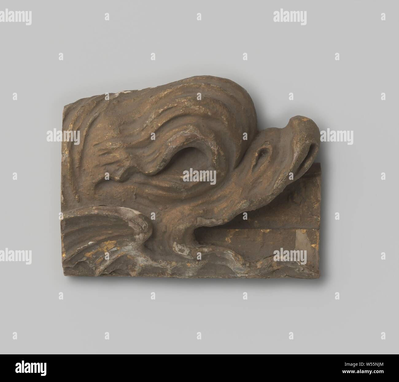 Frammento di costruzione, Carving realizzata in legno di tiglio (?) dorato. Testa di un flying fish., anonimo, c. 1400 - c. 1950, tiglio, doratura (materiale), doratura, h 13 cm × W 10 cm × d 4 cm Foto Stock