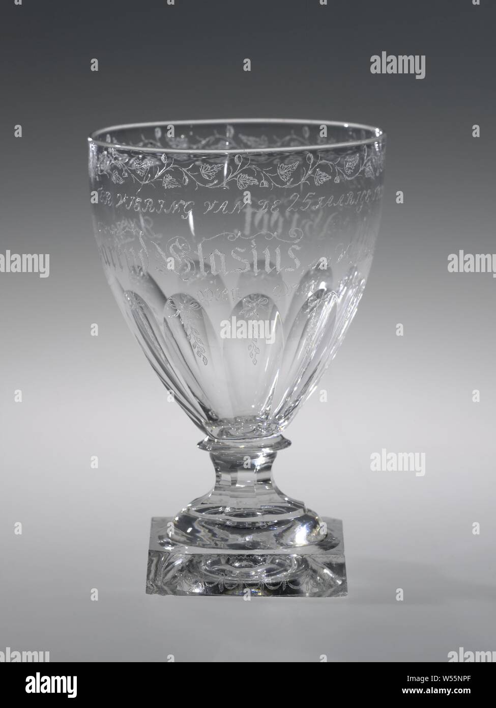 In vetro trasparente su base quadrata in 25 anni di matrimonio di Barend Glasius e Grietje de Groot, in vetro trasparente su fondo arcuato sulla base quadrata. Breve tronco sfaccettato. Calice curvo con fondo sfaccettato. Sul calice il testo inciso: celebriamo i 25 anni giorno di nozze, da // DWEDLe signor BAREND GLASIUS e Lady GRIETJE de Groot. // Op Den 9 maij 1791., Barend Glasius, Grietje de Groot, anonimo, 1791, vetro, glassblowing, h 13.4 cm × d 8,8 cm Foto Stock