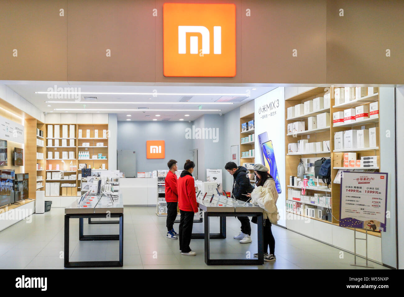 --FILE--i clienti a fare acquisti in un negozio di Xiaomi in Cina a Shanghai, 14 febbraio 2019. Smartphone-maker - eyeing è il segmento di mercato di alta gamma come parte della sua mult Foto Stock